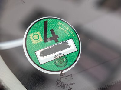 Koniec z dobrze znaną plakietką na szybie. Przepisy obejmą jednak tylko część kierowców