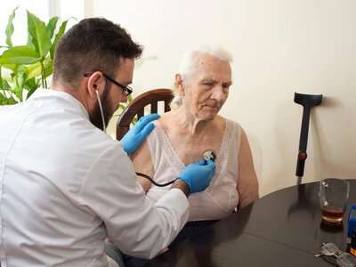 Lekarz może przyjechać do pacjenta. Wizyta domowa jest bezpłatna