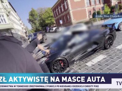 Pasażer na masce sportowego auta
