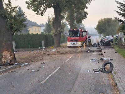 Audi roztrzaskało się o drzewo w Skidziniu. 20-letni kierowca nie przeżył wypadku