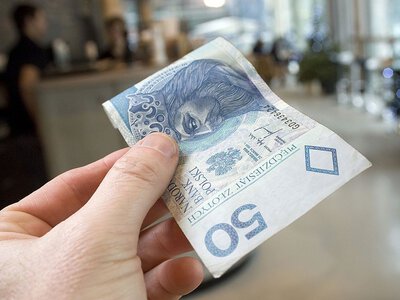 Plama na banknocie. Oto co oznacza