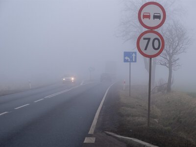 Gęste mgły spowiją Polskę. Zrobi się niebezpiecznie. IMGW wydał alerty aż dla 14 województw