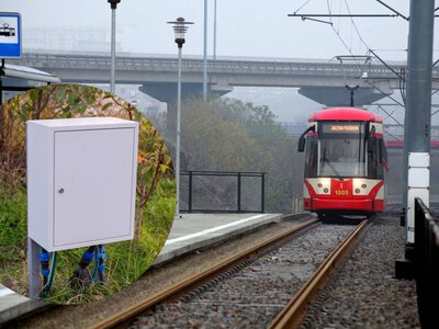 Niepozorna skrzynka przy torach. Prawie nikt nie wie, do czego służy