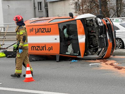 Wypadek na Trasie Łazienkowskiej. Kierowca trafił do szpitala w stanie krytycznym