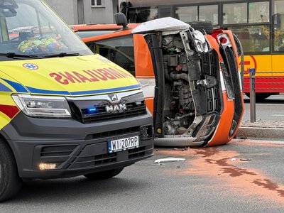 Wypadek na Trasie Łazienkowskiej w Warszawie. Nie żyje kierowca