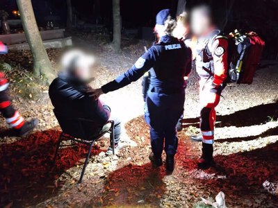 53-latek uwięziony na cmentarzu. Policjanci usłyszeli wołanie o pomoc