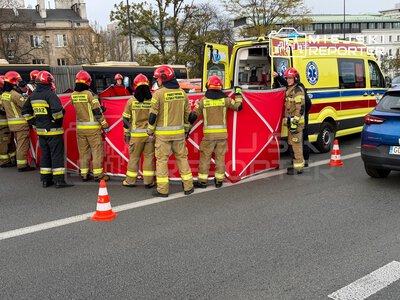 Gwałtowna kolizja trzech samochodów na ruchliwej trasie. Sprawca nie żyje