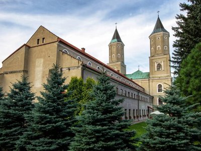 Kapłan ranny w zamachu ma się lepiej. Został odłączony od respiratora