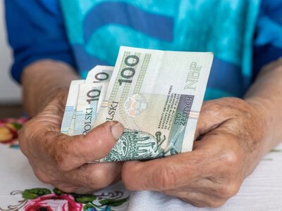 Co miesiąc wyślą 6938,92 zł. ZUS nie wymaga ani dnia pracy