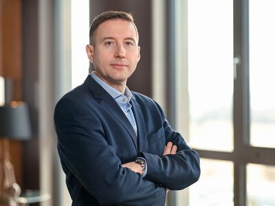 „Niektórzy bardziej analizują zakup lodówki, niż pierwszą inwestycję”. Klasa średnia nie umie inwestować. Analityk mówi, jak rozpoznać „okazję”