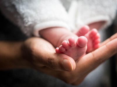 Prokuratura oskarżyła matkę o znęcanie się nad rocznym synem. Podduszała go poduszką