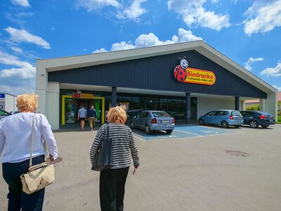Biedronka wyprzedaje za 9,99 zł. Taki Apple 100 zł nabidniej