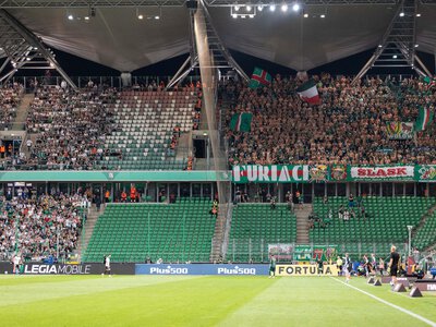 Legia zrzuca winę na służby. Policja: nie żądaliśmy zamknięcia sektora gości