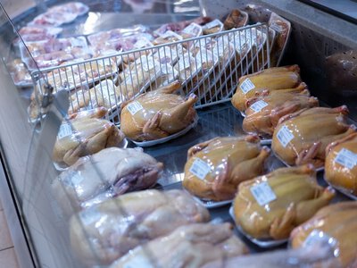 Sprawdzili mięso drobiowe w sklepach. Wykryto liczne uchybienia