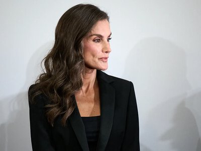 Królowa Letizia znów zachwyca stylem. Wybrała smoking z piórami strusia