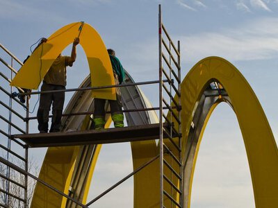 Big Mac droższy przez AI? McDonald’s pozwany