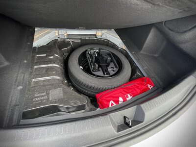 Niemal jak biały kruk. Dlaczego w nowych samochodach nie montuje się koła zapasowego?