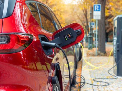 Elektryki po raz pierwszy wyprzedziły benzyniaki. W Europie święto, ale jeden kraj ostro hamuje