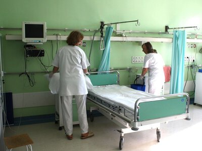 Ile zarabia salowa w szpitalu? Oto kwoty na rękę