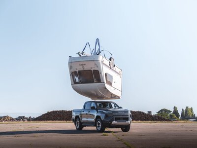Toyota wraca do starego testu Top Gear. Zrzucili przyczepę kempingową na nowego Hiluxa