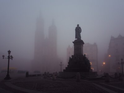 Gęsta mgła wraca nad Polskę. Szykuje się niebezpieczna noc na drogach. Są ostrzeżenia IMGW