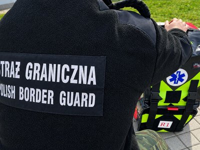 Patrol pograniczników zauważył zapłakanego chłopca. Dziecko trzymało się za rękę i krwawiło