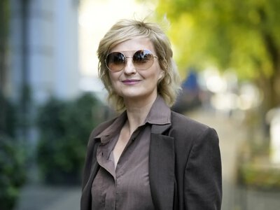 Jak się czesać, aby wyglądać młodo? Spójrz na fryzury Izy Kuny