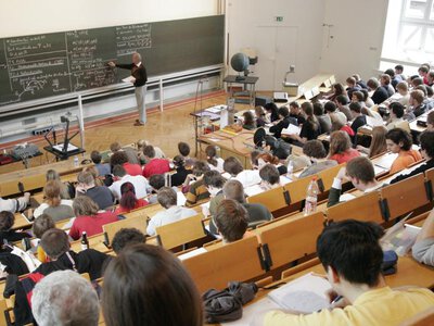 Uczelnie szukają 1,3 tys. pracowników. Tyle zarabiają wykładowcy