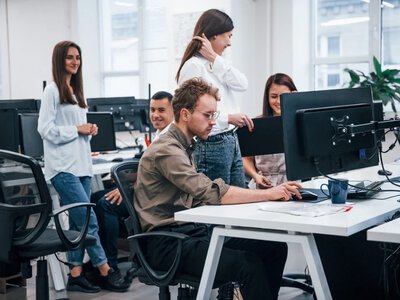 Duże firmy zapowiadają cięcia. Pracownicy mówią o 28 dniach piekła