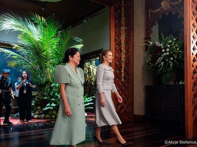 Stylizacja Nawrockiej na Filipinach. Klasyczna garsonka i jeden zgrzyt