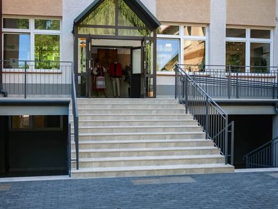 Atak nożownika w szkole w Ostrołęce. Trwa akcja policji