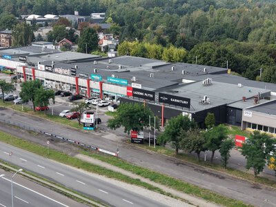 W PRL-u słynął ze sprzedaży mebli. Dziś idzie pod młotek. Oto cena
