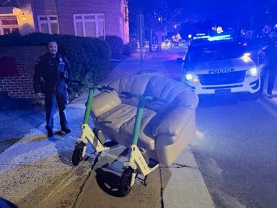 Mieli rozmach. Tak się jeździ na dwóch hulajnogach jednocześnie. Co to na policja?