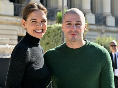 Katie Holmes z ukochanym na Paris Fashion Week. Para skradła show