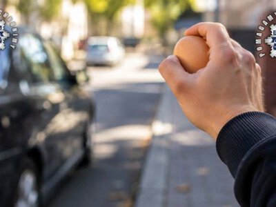 Zgrywusy rzucały jajkami w ludzi. Policja nie poznała się na żarcie