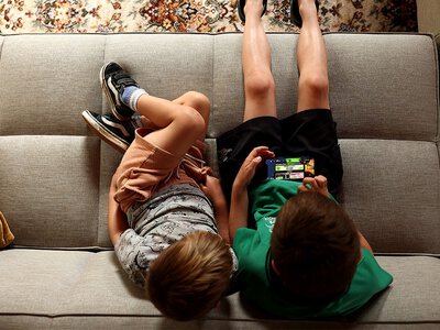 Zakaz czy edukacja? Europosłowie spierają się o ochronę dzieci w sieci
