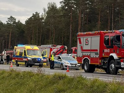Sprasowane auto między ciężarówkami. Dwie osoby nie żyją
