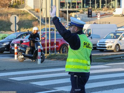 Kara za uchwyt na telefon. Policjant może dać nawet 3 tys.