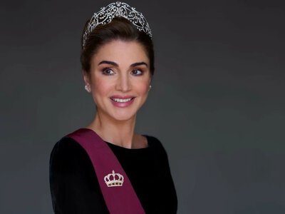 Moda Y2K znów na topie. Stylizacja królowej Ranii jest na to dowodem