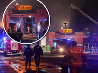 Sklep Biedronki w ogniu. Prawie 90 strażaków gasiło pożar. Mieszkańcy dostali alert RCB