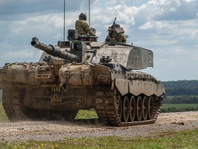 Polskie firmy masowo szukają pracowników. Oto zarobki w obronności