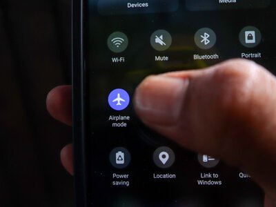Czarna skrzynka Google w telefonie. A w środku gość
