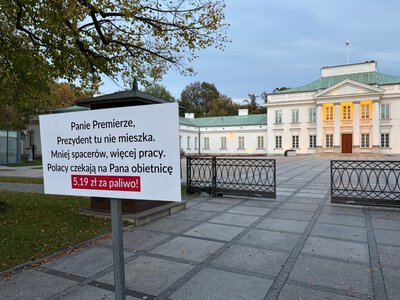 Nawrocki kontratakuje. Przed Belwederem postawił tabliczkę z przesłaniem dla Tuska