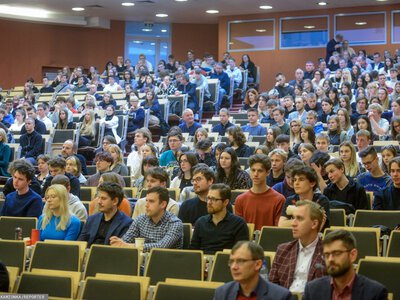Studenci rzucają studia. Te kierunki najczęściej