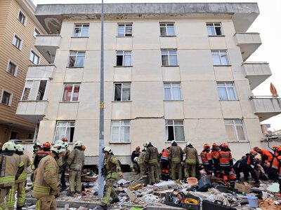 Budynek mieszkalny częściowy zawalił się i przechylił. Są ofiary