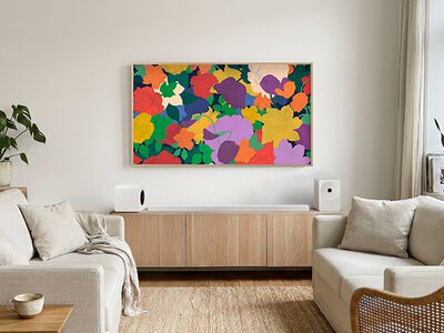 Jeden salon, wiele ról. Jak telewizor Samsung The Frame dopasowuje się do jesiennego życia w domu