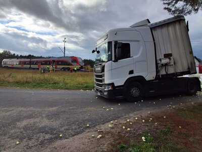 Znów wypadek na przejeździe kolejowym. Zderzenie tira z pociągiem