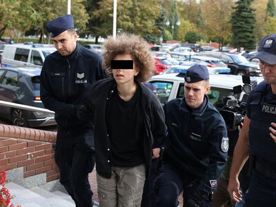 Zabójstwo szkolnej woźnej. Tak 15-letni Wiktor S. zachowywał się w drodze do sądu
