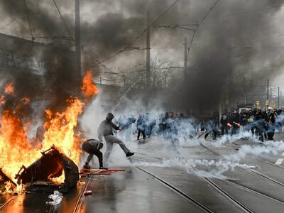Apokaliptyczne sceny na ulicach Brukseli. Młodzież dołączyła do protestów