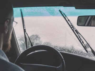Wycieraczki zostawiają smugi? Czasem wystarczy kilka minut, by temu zaradzić